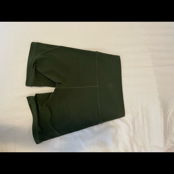 Aritzia TNAButter Atmosphere 7” high rise bike shorts - Picture 2 of 3